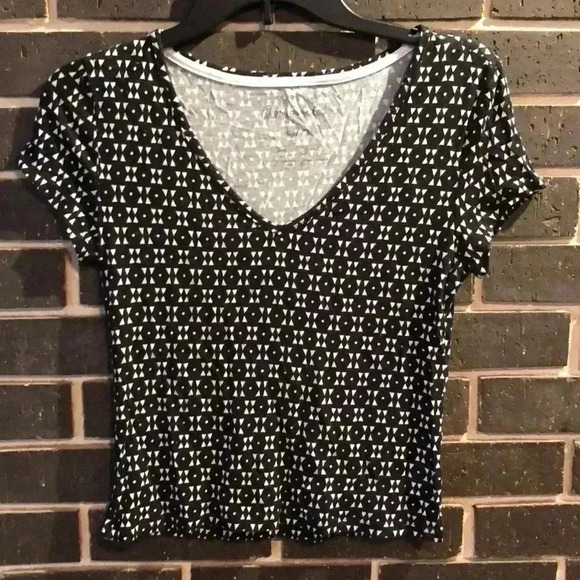 Aeropostale Cropped V Neck Women’s Large Fitted Geometric Print T-shirt - Picture 1 of 4